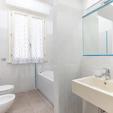 Elena House * Βιαρέτζιο